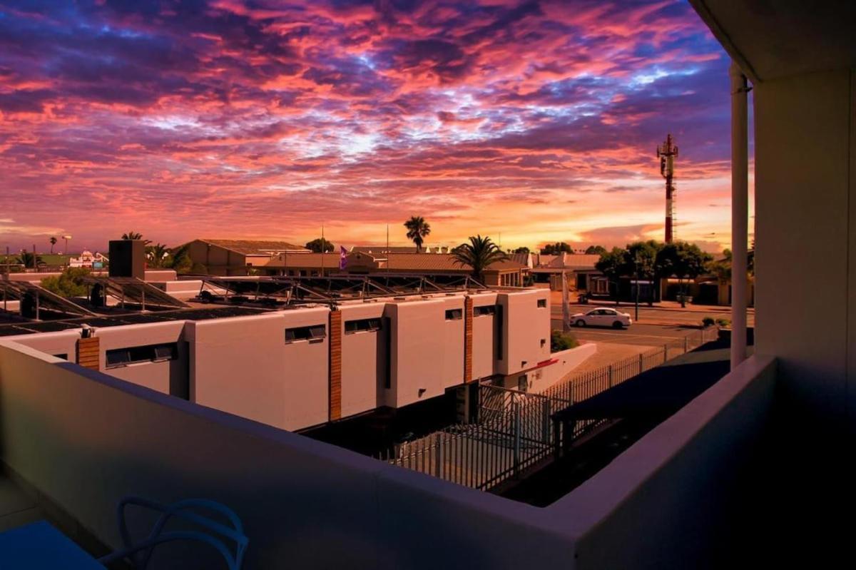 Sunset Lounge - Visit